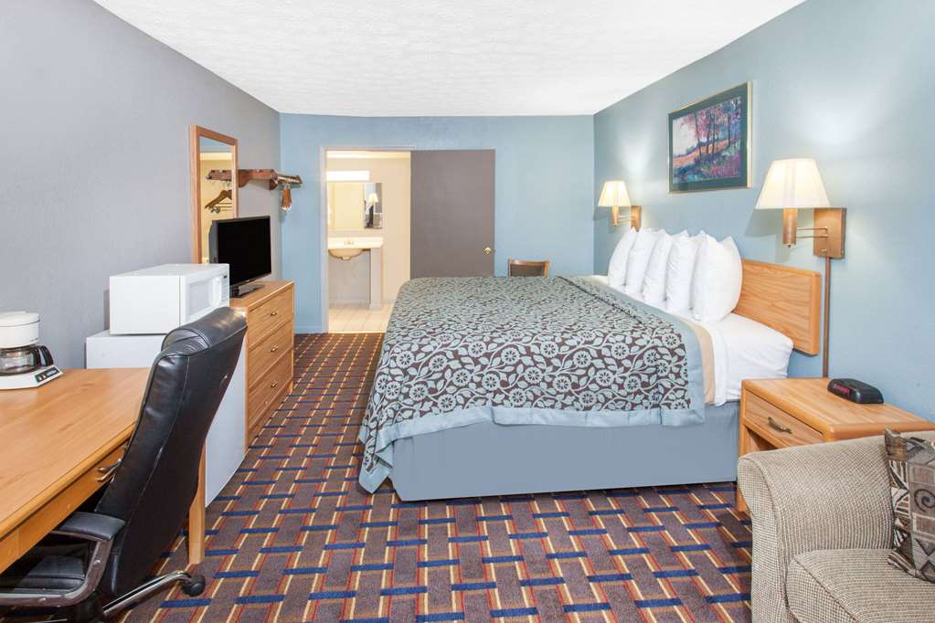 Days Inn by Wyndham Farmer City - photo 11