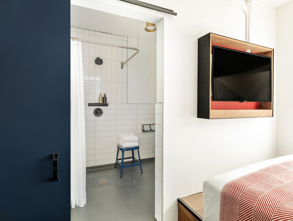 The Revolution Hotel - photo 31