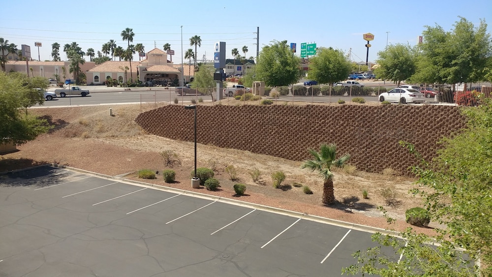 Hampton Inn & Suites Yuma - photo 54