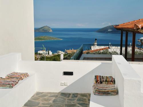 Elysian Sunrise Retreat with Pool — hotel in Limin Mesoyaias