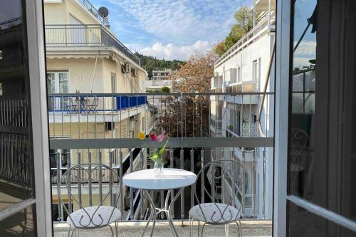 Comfortable Apartment At The Foot of The Odeon of Herodes Atticus — 4-Star Luxury Hotel in Athens, Greece
