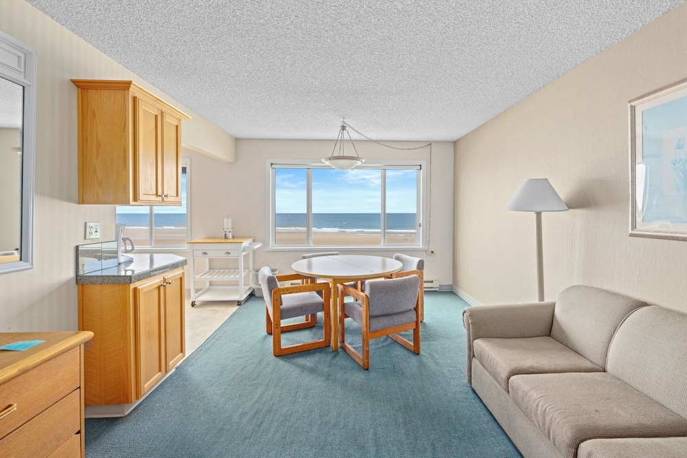Rockaway Beach Resort - carbon neutral hotel in Astoria