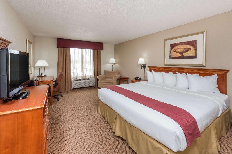Seasons Inn and Suites Highland - photo 18