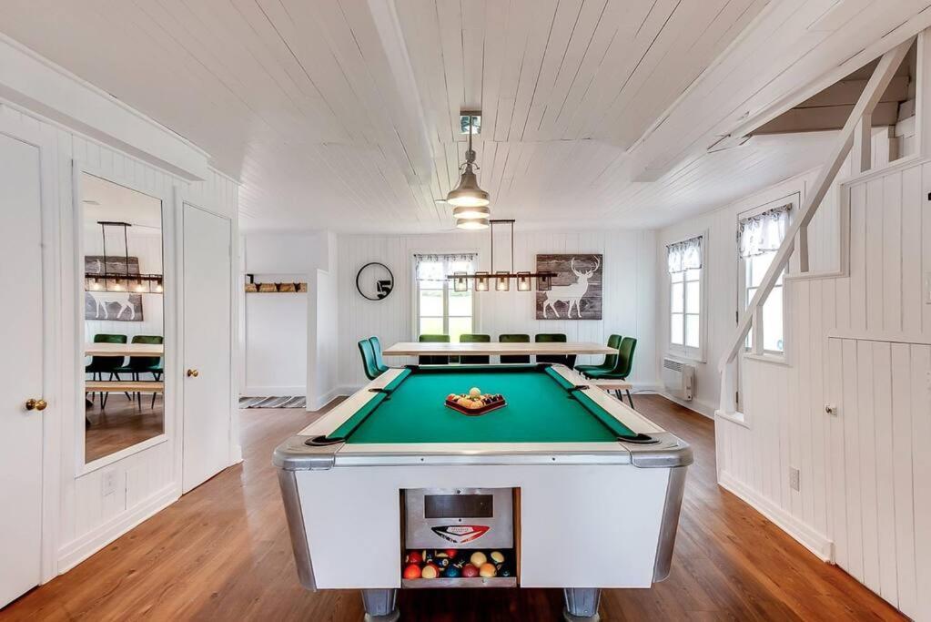 Le Toit Rouge 3457 in Quebec, Canada