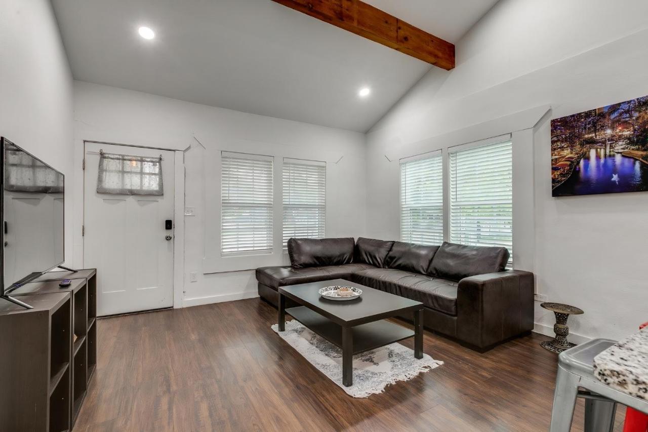 8 mins to Riverwalk fenced backyard pets allowed king bed in San Antonio, United States