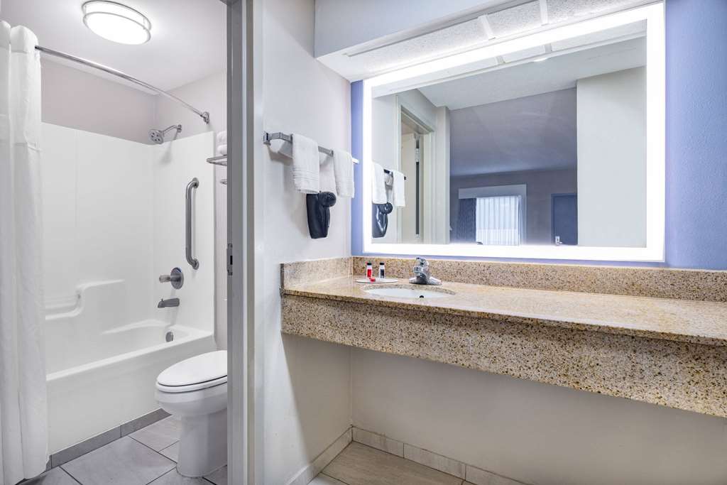 Days Inn & Suites by Wyndham Savannah Midtown - photo 30