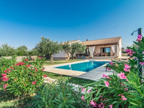 Villa Lorraine Comfortable holiday residence — 4-Star Luxury Hotel in Galizana, Croatia