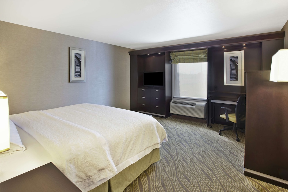 Hampton Inn & Suites Elyria - photo 9