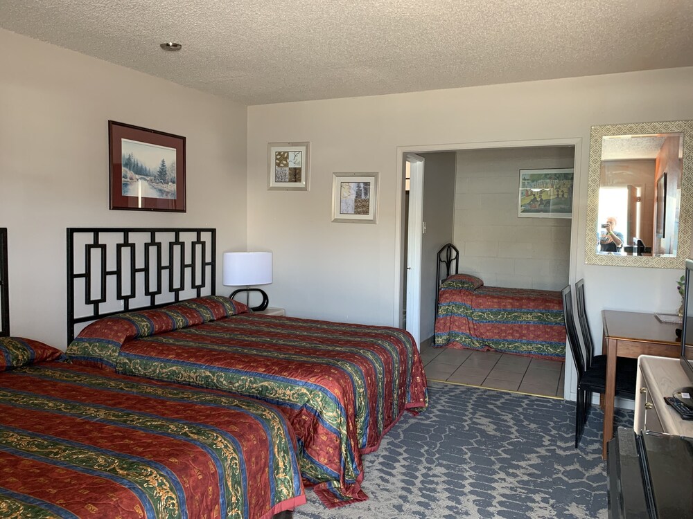 Motel 8 Plus - photo 10