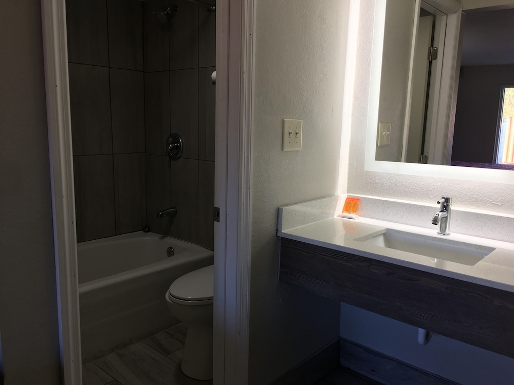 Days Inn & Suites by Wyndham Charleston Airport West - photo 15