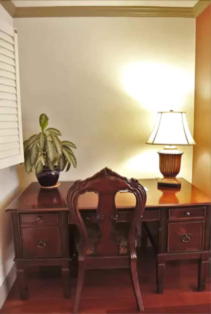 Cow Hollow Inn & Suites - photo 25