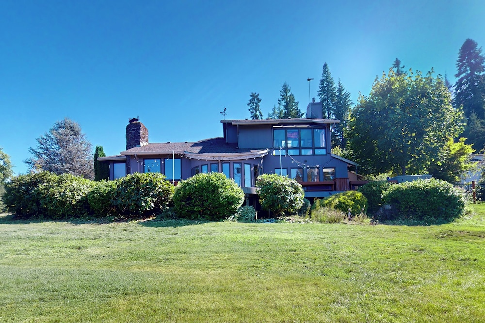 100 Yards to Foster Reservoir Home with Hot Tub — 4-Star Luxury Hotel in Sweet Home, United States