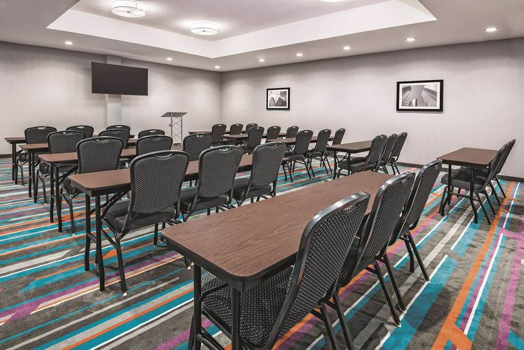 La Quinta Inn & Suites by Wyndham Dallas Grand Prairie North - photo 20