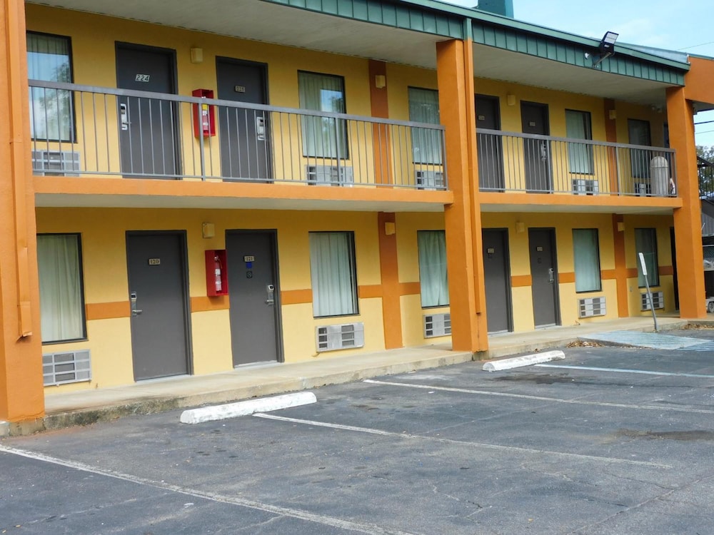 Camilla Inn & Suites - photo 37