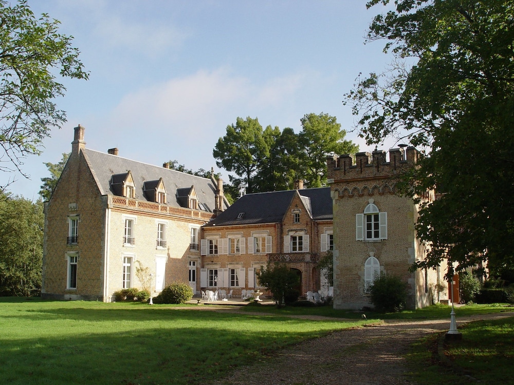 Hostellerie du Château les muids — 4-Star Luxury Hotel in La Ferte-Saint-Aubin, France