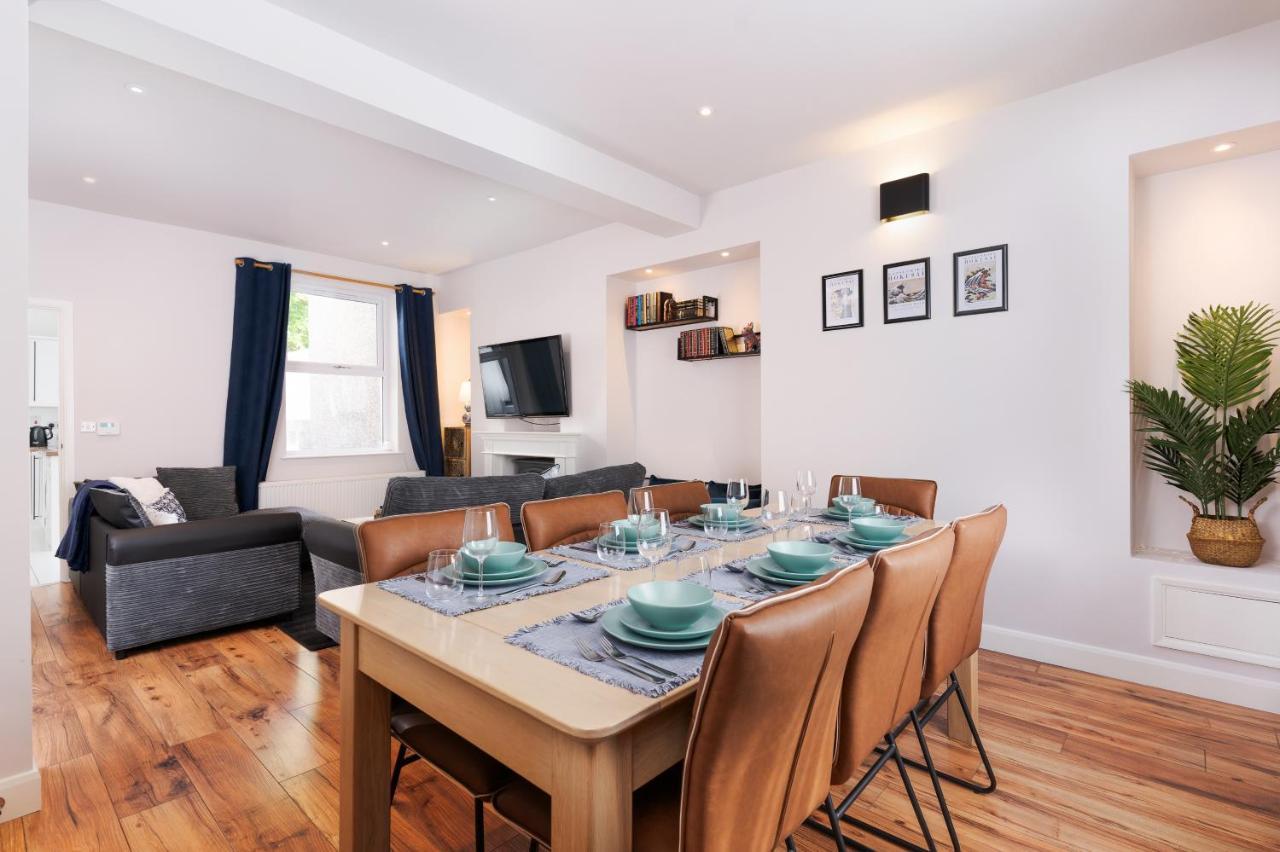 Ty Gwladus a Einion by Wales Escapes — 4-Star Luxury Hotel in Glyn-Neath, United Kingdom