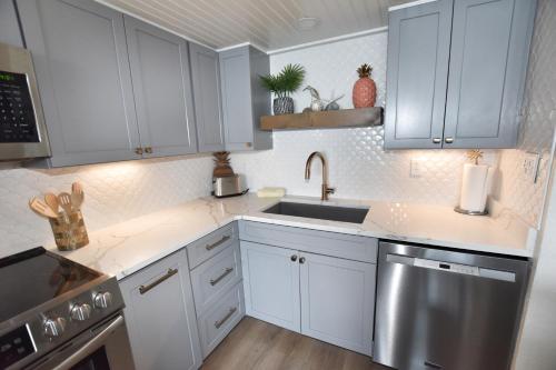 0407 Waters Edge Resort 1 Bedroom Condo by RedAwning - photo 16