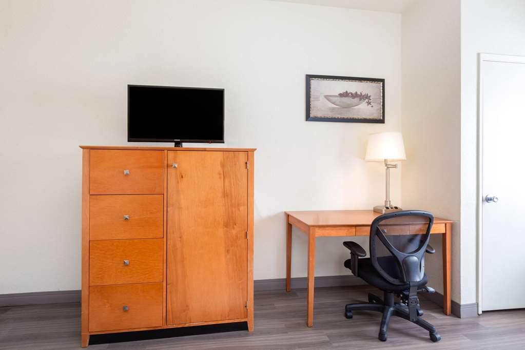 La Quinta Inn & Suites by Wyndham Tulare - photo 26