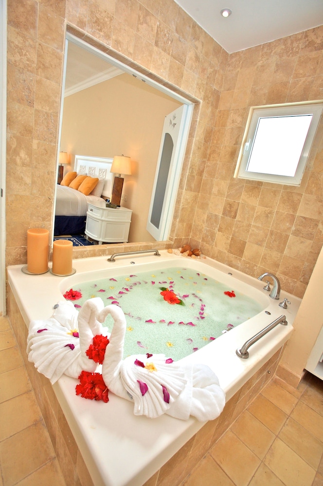 Deep Soaking Bathtub