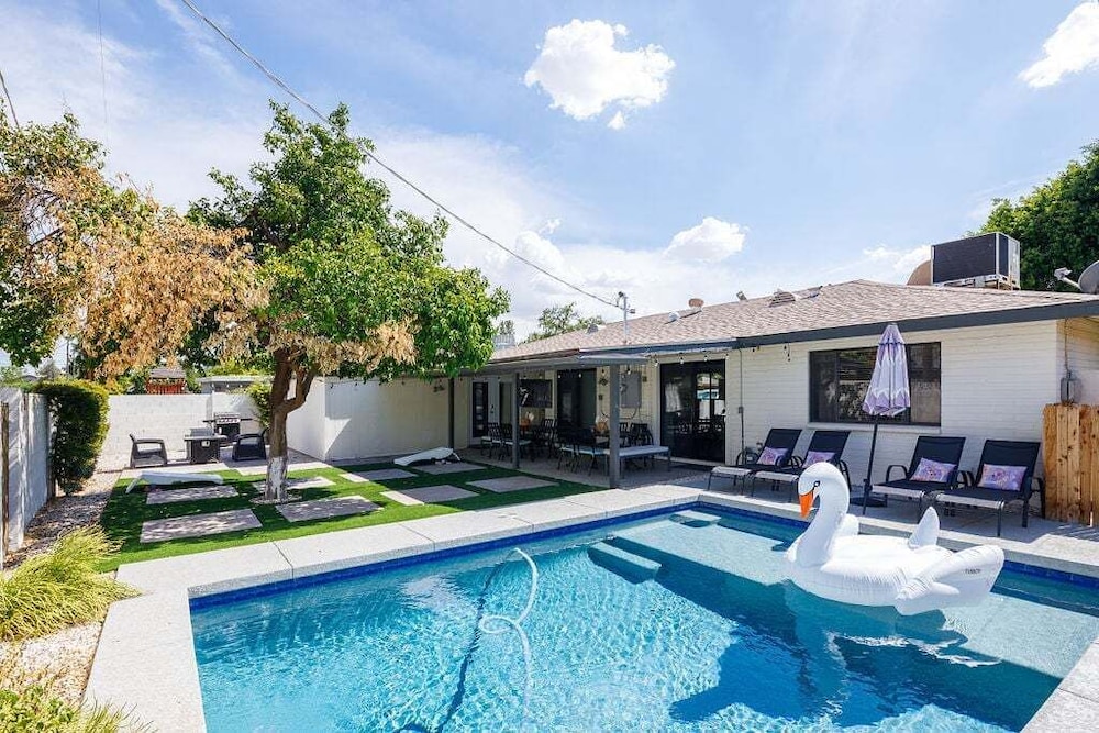 Old Town Art Deco Pool&Fire Pit In Old Town in Scottsdale, United States