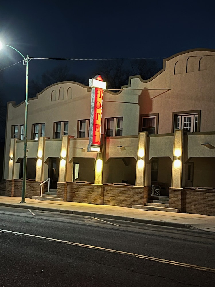 Burge Hotel — hotel in Holyoke