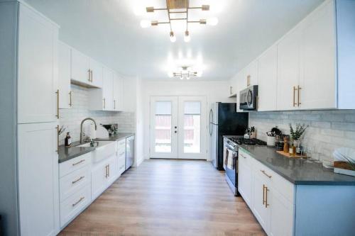 Comfortable & Modern 3BD 2BA Home pet friendly — 4-Star Luxury Hotel in Lawndale, United States