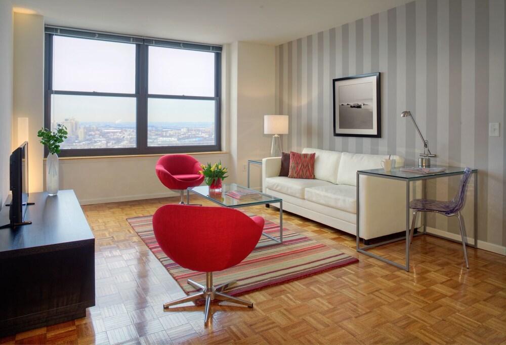 Furnished Quarters at Grove Pointe - photo 11