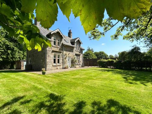 Luxury Garden Cottage — 4-Star Luxury Hotel in Dalry, United Kingdom