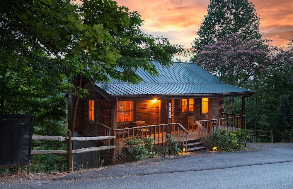 Pappy's Peak 2 Bedroom Cabin by RedAwning — 4-Star Luxury Hotel in Sevierville, United States