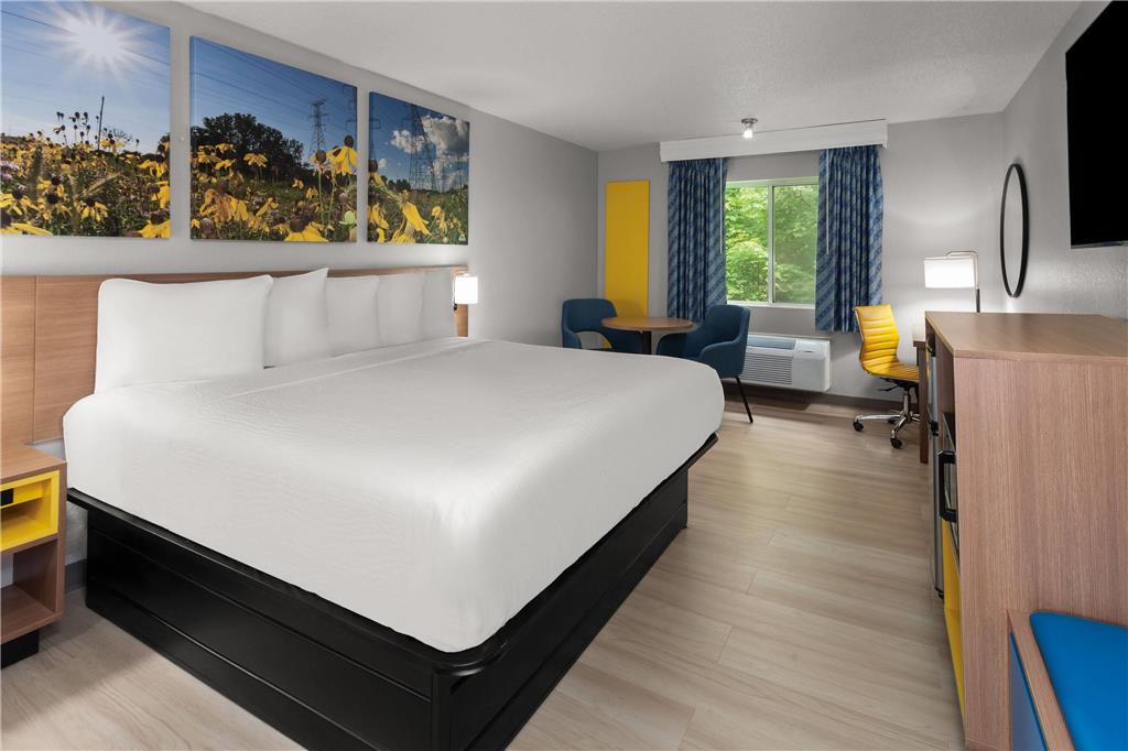 Days Inn & Suites by Wyndham Kaukauna WI - photo 9