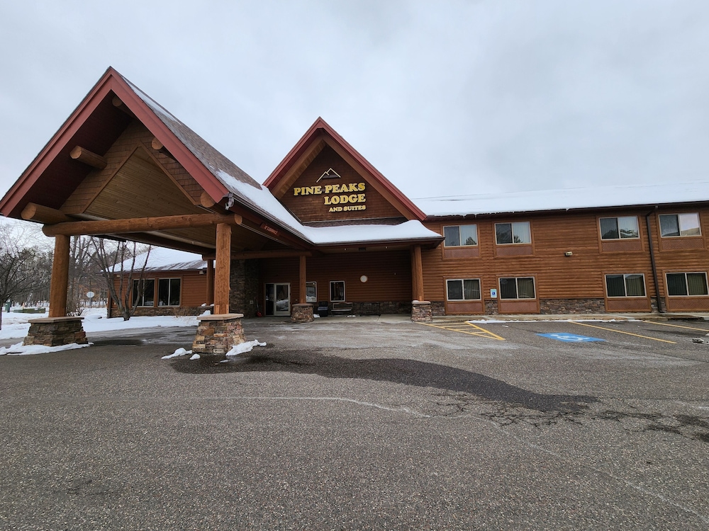 Pine Peaks Lodge And Suites 4449581 — Cross Lake