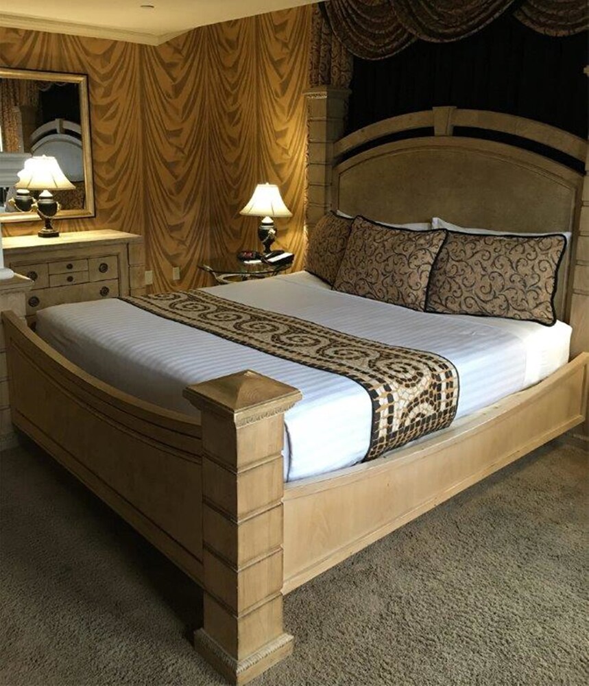 Midnight Rose & McGills Hotel & Casino - photo 7