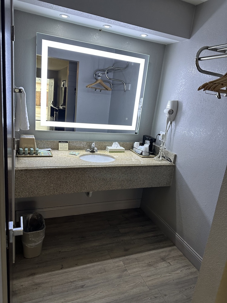 Bestway Inn - photo 13