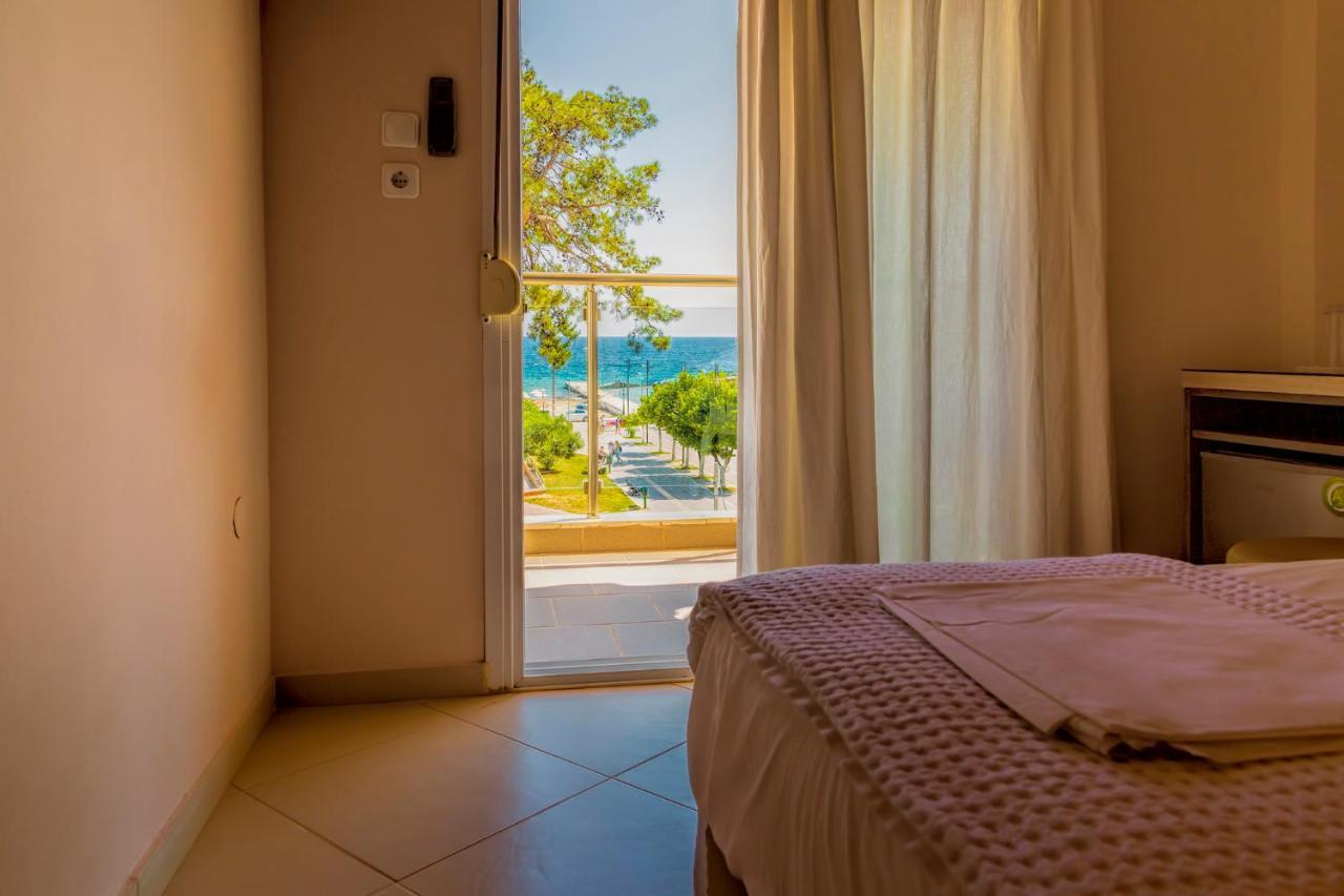 Le Monde SeaView Suites — 4-Star Luxury Hotel in Nea Kallikrateia, Greece