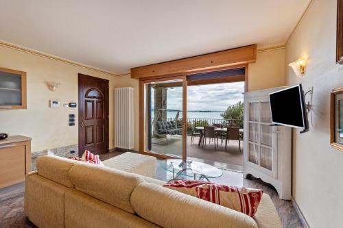 Happy Villa — 4-Star Luxury Hotel in San Felice Del Benaco, Italy