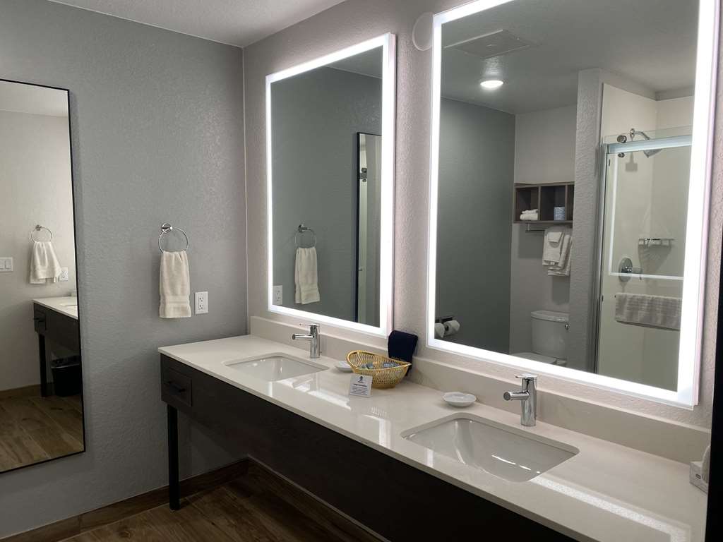 Best Western Lake Lucille Inn - photo 22