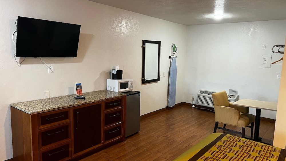 New American Inn and Suites - photo 2