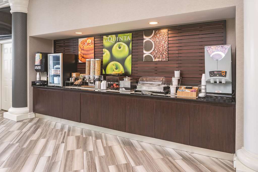 La Quinta Inn & Suites by Wyndham St. Louis Westport - photo 53
