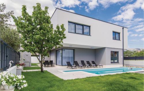 Five Bedroom Holiday Home In Kastel Kambelovac — 5-Star Luxury Hotel in Kastel Kambelovac, Croatia