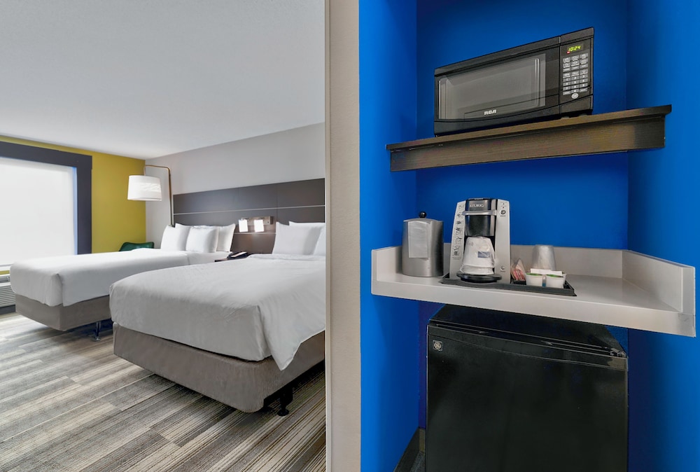 Holiday Inn Express and Suites Kansas City Airport by IHG - photo 23