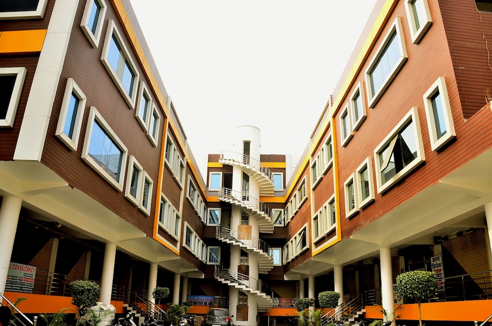Hotel Grand Palace — hotel in Bahraigh