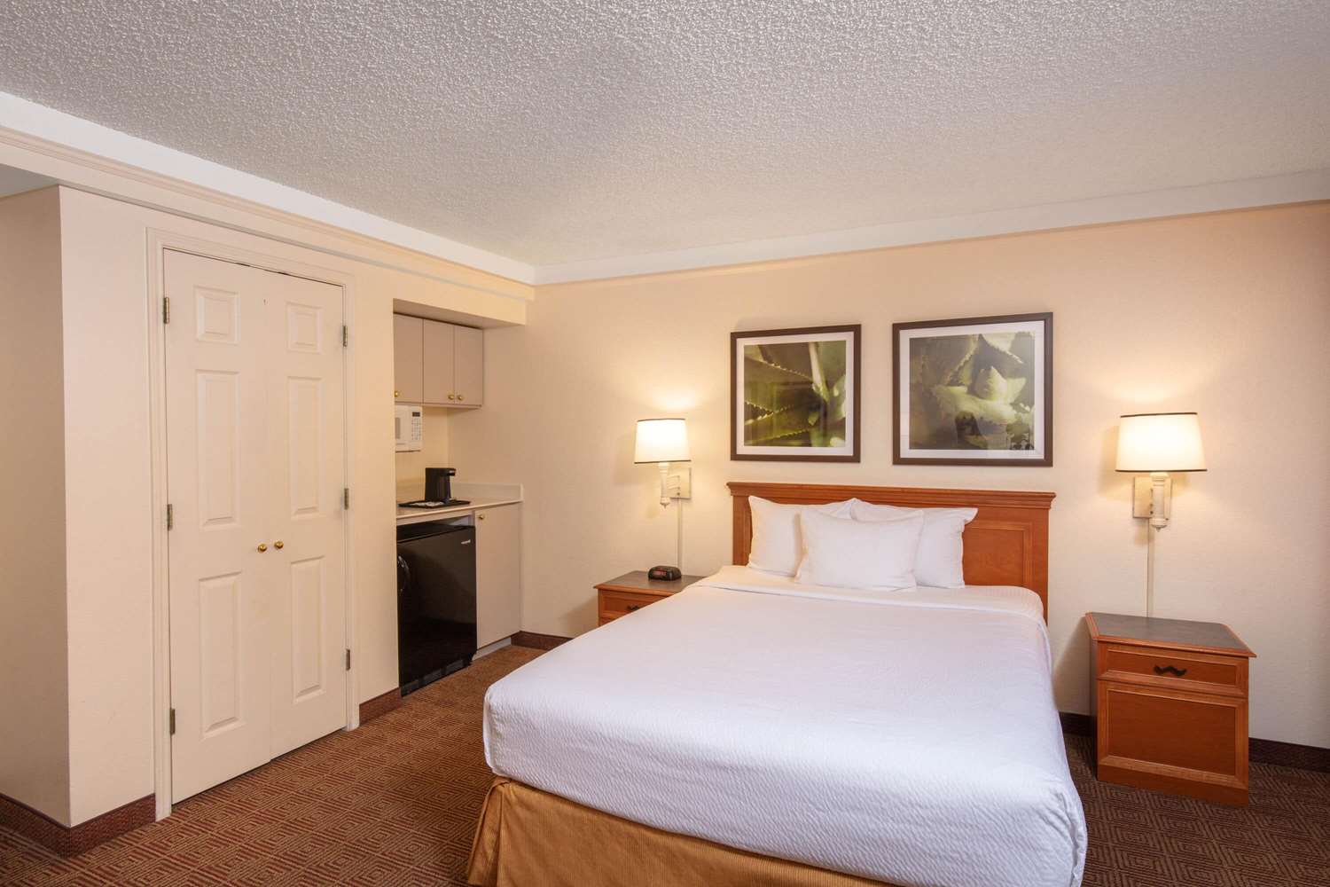 La Quinta Inn and Suites by Wyndham Las Vegas Airport N Conv. - photo 12