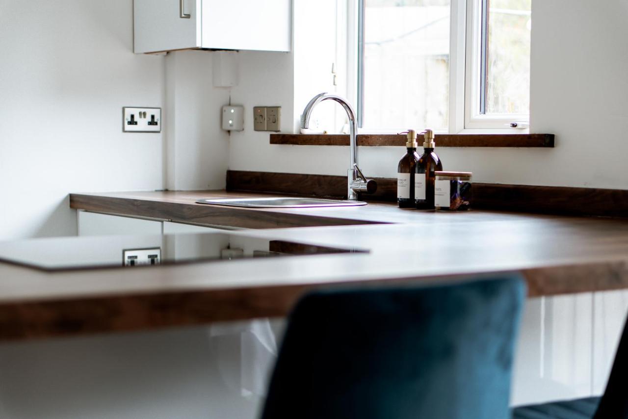 4 Bed Family Home Wifi Netflix Parking Close To Wicksteed Park — 4-Star Luxury Hotel in Kettering, United Kingdom