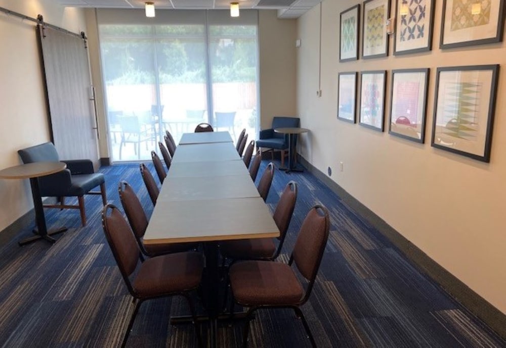 Holiday Inn Express & Suites Warrensburg North by IHG - photo 44