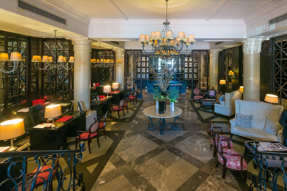 Lobby lounge