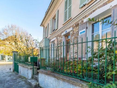 L' Eglise 2 Pieces Avec Balcon Au Dernier Etage Vue Paris - last minute hotel in Unknown City