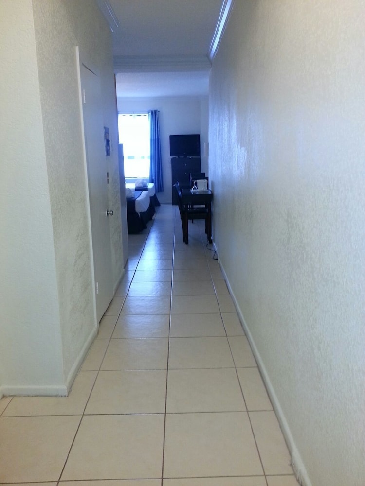 Hollywood Beach Resort Large Studio Sleeps 4 - photo 7