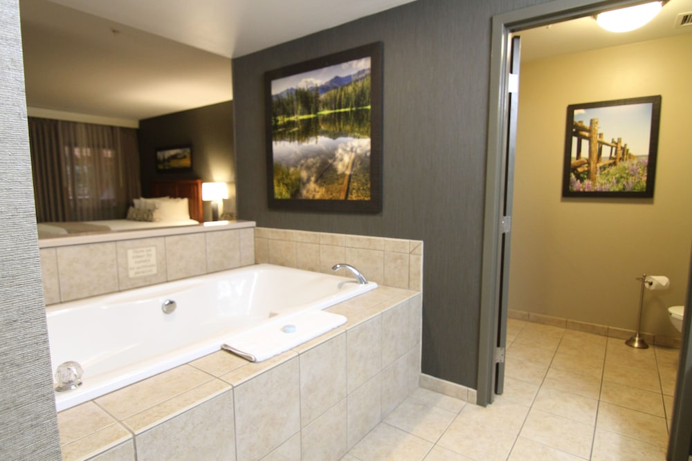 Casper C'mon Inn Hotel & Suites - photo 27