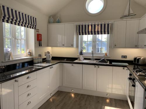 Seashell Cove The Bay 2 bedrooms with ensuites parking for 2 cars 2 dogs welcome