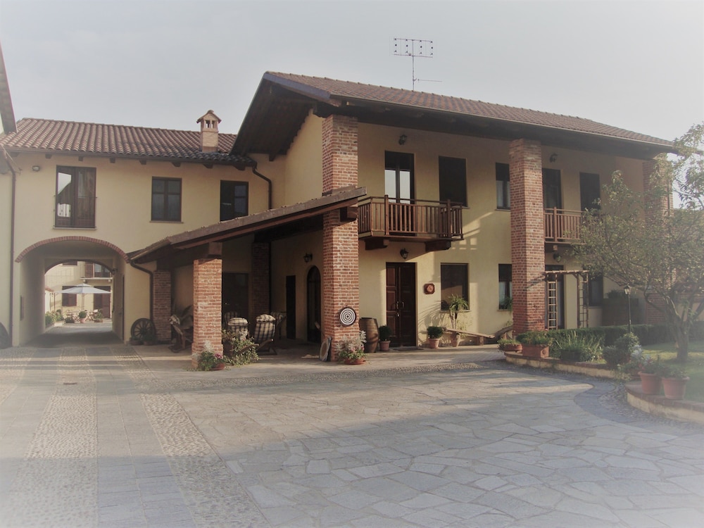 Al Calar della Sera — 4-Star Luxury Hotel in Sommariva Del Bosco, Italy